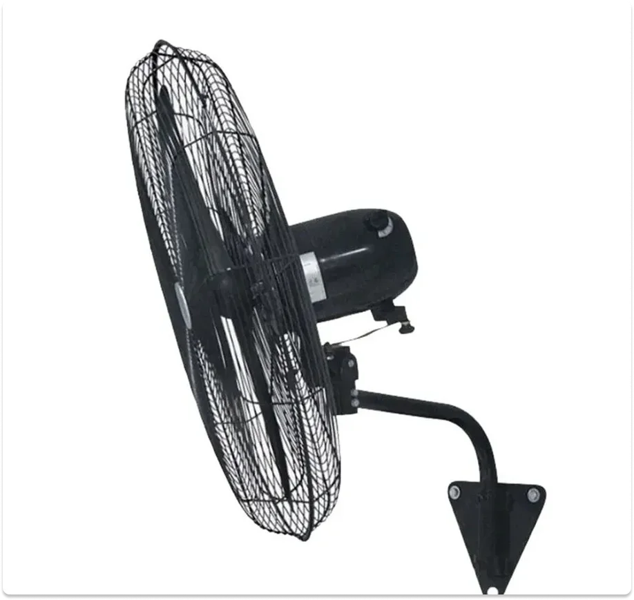 Ventilador de pared industrial negro. Montado en soporte metálico fijo. Motor robusto con rejilla protectora.